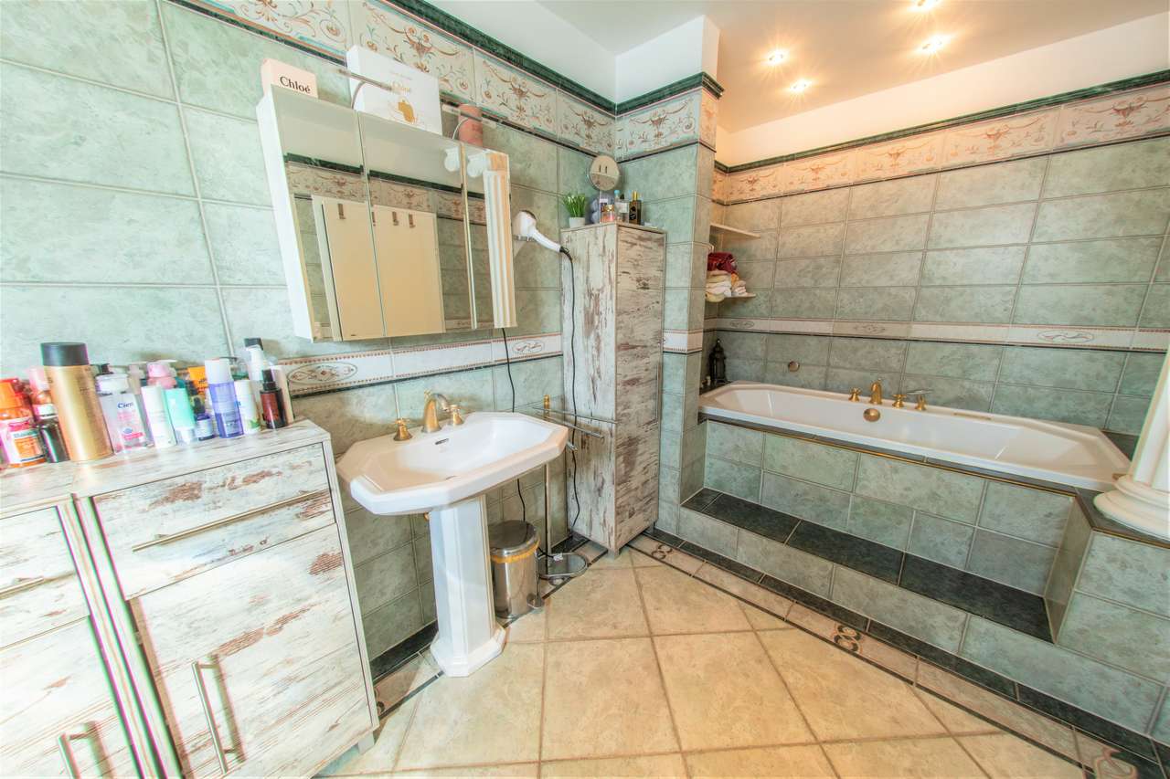 Badezimmer 1 OG Badezimmer 1 OG
