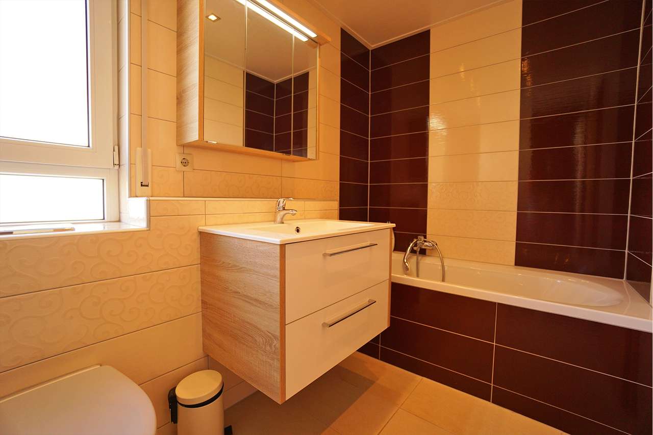 1 OG - Badezimmer 2 1 OG - Badezimmer 2